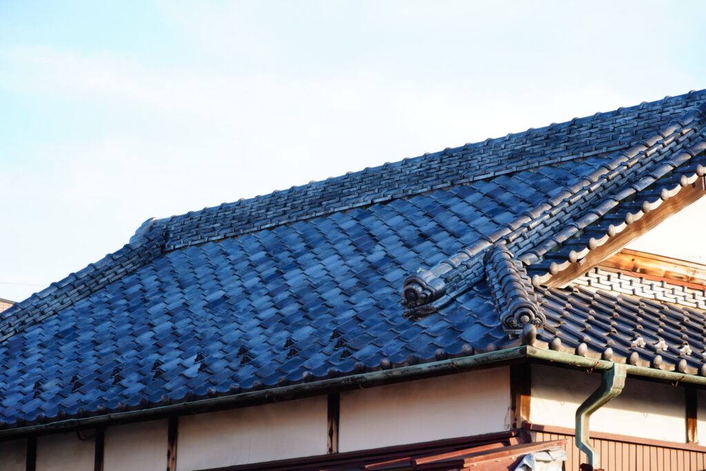 「塗装できない瓦」のメンテナンスは？板野郡・北島町・藍住町・鳴門市・徳島市の瓦屋根について解説します！